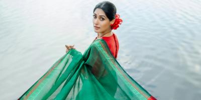 পোশাকে বিজয়ের উচ্ছ্বাস